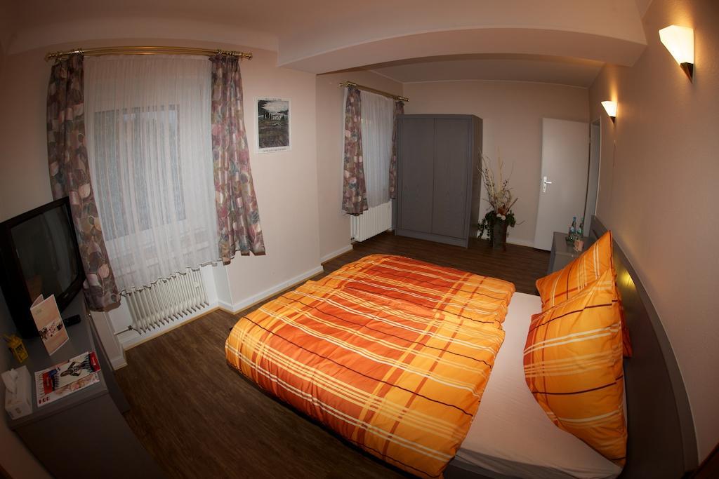 Stadtbredimus Auberge Du Chateau الغرفة الصورة